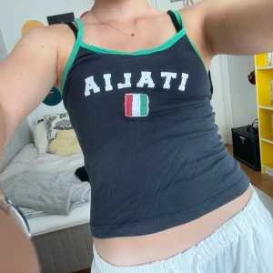 Mörkblått italia linne - Mörkblått linne med gröna axelband från Urban oufitters, använd men inga defekter 🫶