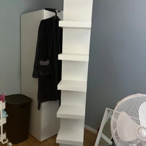 Lack, vit hylla ifrån ikea  - Denna hylla har jag haft i ungefär 2 år och förutom skrapan på ena hyllan är den i god skick. Hämtas eller lämna utifrån överenskommelse och betalning händer via plock, Swish eller i person när man hämtar. Längst upp kan man sätta upp den på väggen! (Torkar såklart hyllan innan den nya ägaren får den)