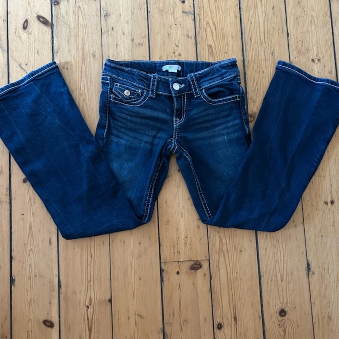 Blå bootcut jeans med kontrastsömmar - 3