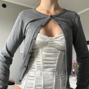 Grå kofta - Mörkgrå kofta ifrån hm, tunnt superskönt material. Aldrig använd💞