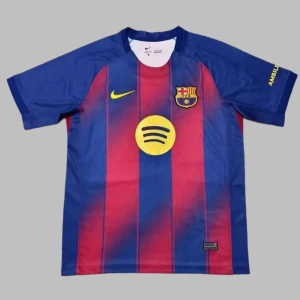 FC Barcelona Lamine Yamal matchtröja - Säljer en FC Barcelona matchtröja från Nike med Lamine Yamal och nummer 10 på ryggen från säsongen 2025/26. Tröjan har klassiska blå och röda ränder, gula detaljer och klubbmärke på bröstet. Tillverkad i Dri-Fit polyester för skön känsla. Spotify-logga på framsidan och UNHCR-tryck bak. Priset kan sänkas vid snabb affär!