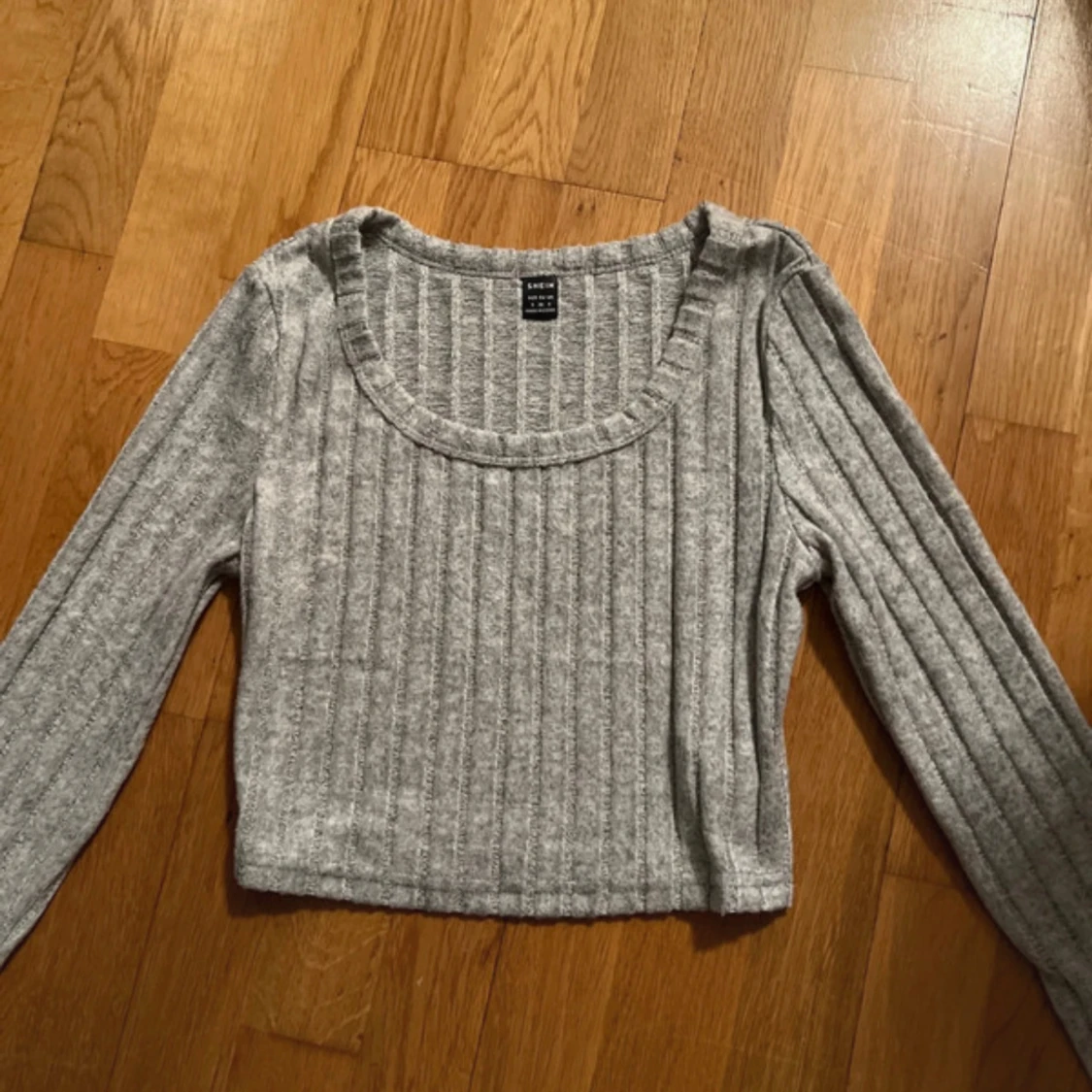 Grå croppad ribbad tröja från SHEIN - 1