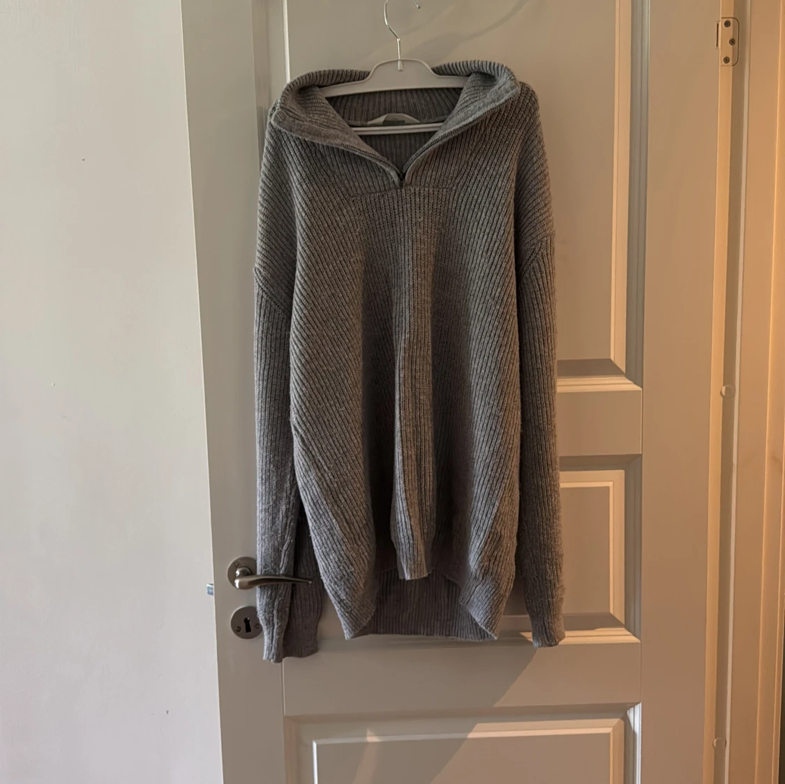 Grå stickad hoodie från H&M