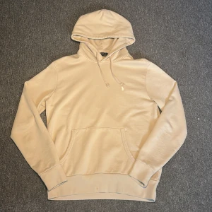 Ralph Lauren hoodie - Beige Ralph Lauren hoodie | Skick 9/10 nästan nyskick använd 2-3 ggr | Storlek M men passar även S | Nypris 2235 kr | skriv vid frågor eller funderingar