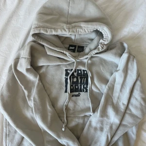 Beige hoodie från Pull&Bear - Beige hoodie från Pull&Bear med stor svart grafisk print både fram och bak. Bra kondition - Storlek S
