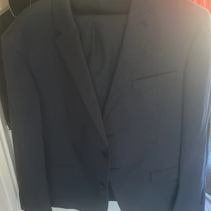 kostym - hej! säljer nu en kostym pågrund av för liten storlek.