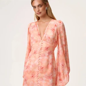 Blommig ljusrosa långklänning - Säljer nu min superfina adoore klänning!! Den är använd en gång och är i perfekt skick!!!