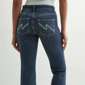 Blå bootcut jeans med broderade fickor - Snygga blå jeans med bootcut passform och coola broderade detaljer på bakfickorna. Jeansen har låg midja, klassisk femficksdesign och dubbla knappar framtill. Perfekta för dig som gillar en avslappnad men trendig stil.