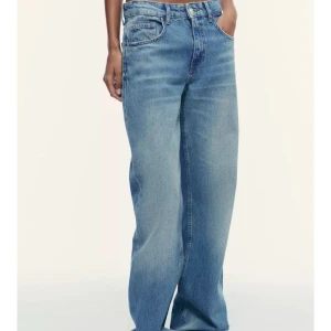 Zara Wide Leg Jeans medelhög midja - Säljer dessa trendiga jeansen från Zara! Bra skick men lite slitna nere baktill pga att dem varit för långa för mig. Med en tvätt ska detta nog se bättre ut. 