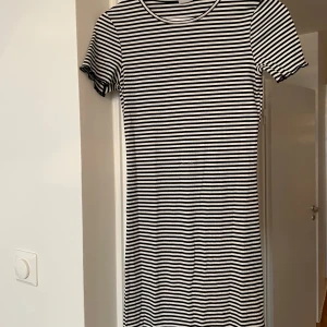 Randig kortklänning från Gina Tricot -  svartvit randig kortklänning från Gina Tricot i storlek S. Fint skick 