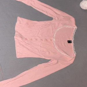 Säljer 4 plagg för 400 kr! ✨ - Mycket bra skick – Hello Kitty-plagget är helt oanvänt och leopard-plagget nästan som nytt. 2 av plaggen är från Shein:)