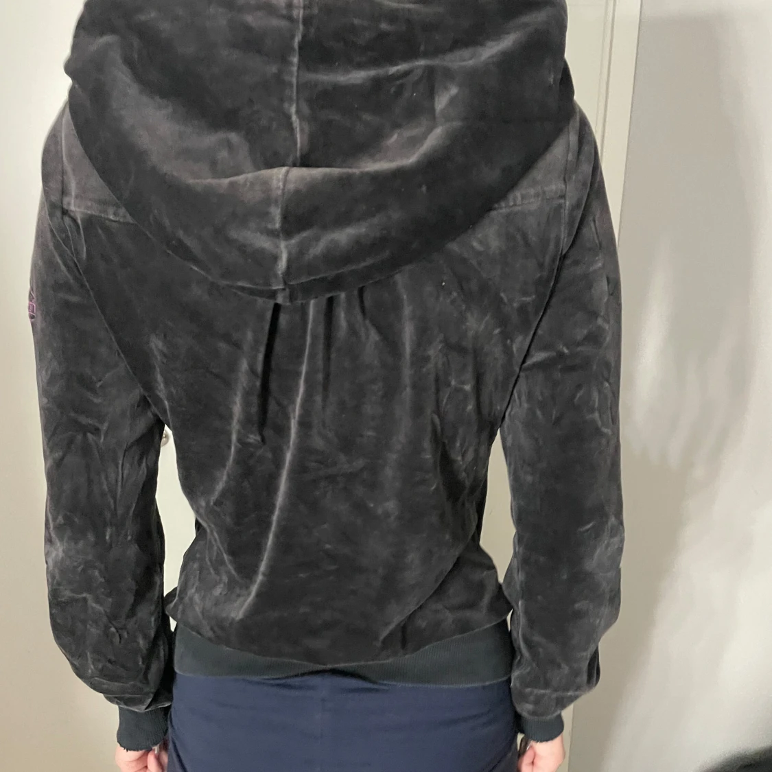 Svart velour hoodie från Peak Performance - 1