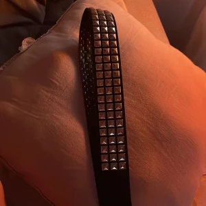 Svart nitar skärp i skinn - Säljer ett svart bälte med typ nitar, säljer för add jag inte använder. 3 är borta längst ner men man tänker inte att det ska finnas