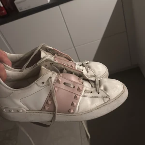 Valentino rockstud  - Säljer mina älskade rosa valentino skor så jag inte använder dom mer. Skicket är använt därav priset(nypris 8500 ock säljs inte mer)men inget särskilt som syns. Kvitto/box/extranitar osv tillkommer skälvklart💖