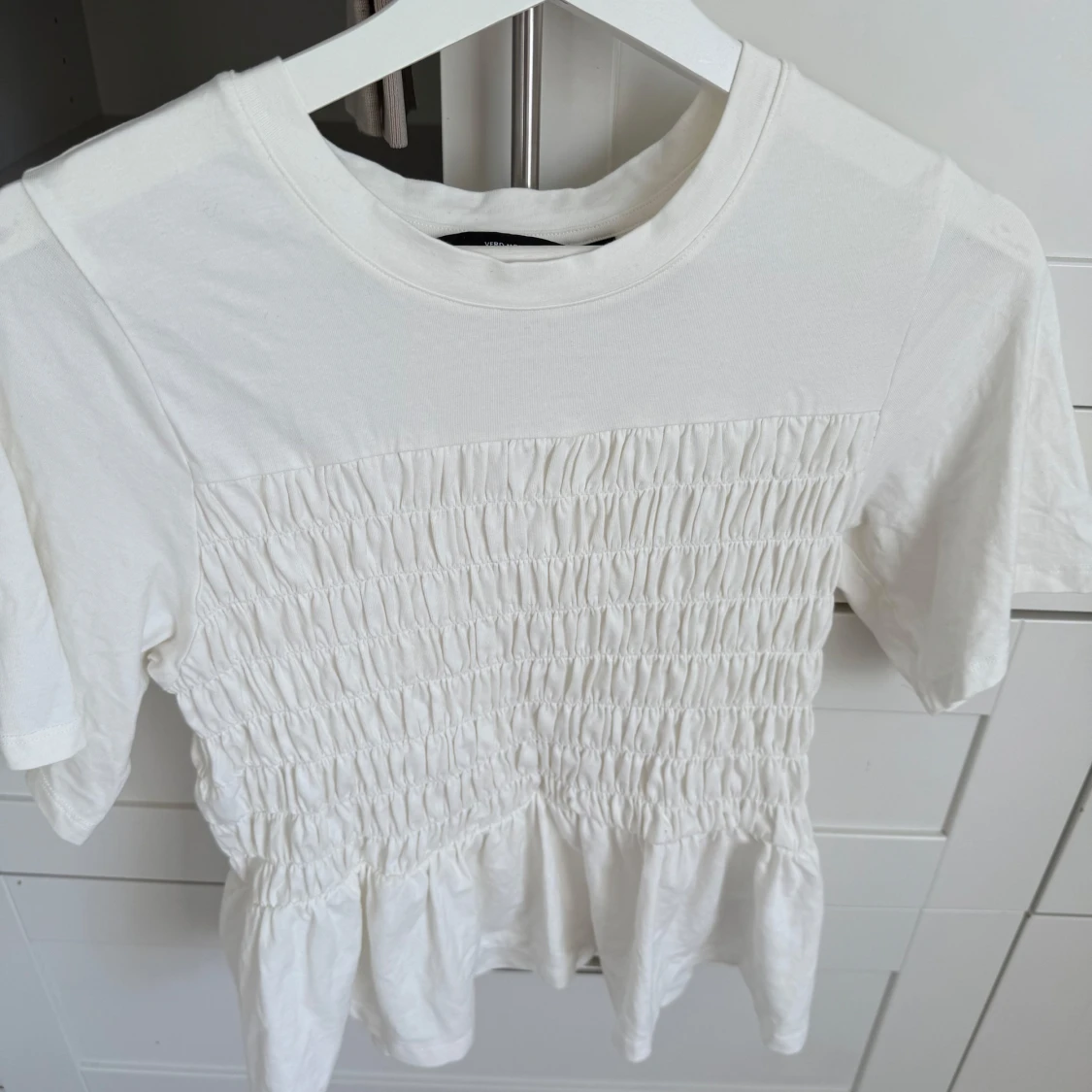 Vit blus med smock från Vero Moda