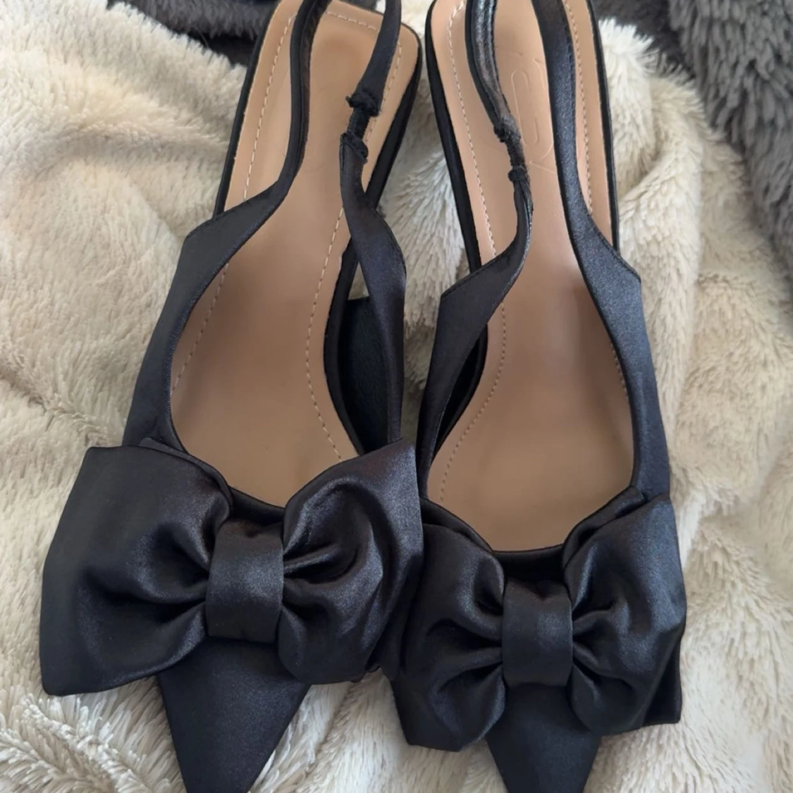 Svarta klackar med rosett