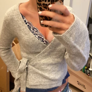 Stickad knyttröja - Säljer denna stickade knyttröjan från gina🥰 använd typ 2 gånger. Är i väldigt bra skick och inga täcken på användning!!