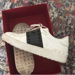 Valentino Garavani sneakers med nitar - Storlek 37,5, bra skick.