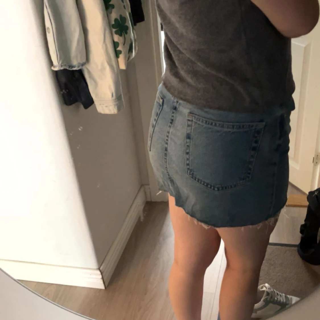 Blå jeanskjol med fransig kant - 1