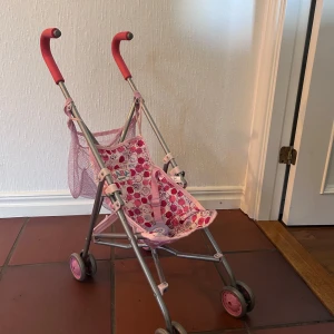 Babyborn barnvagn - En babyborn barnvagn till dockor och mycket mer, inte så mycket använd så ganska bra skick, behöver betala genom kortbetalning!☺️
