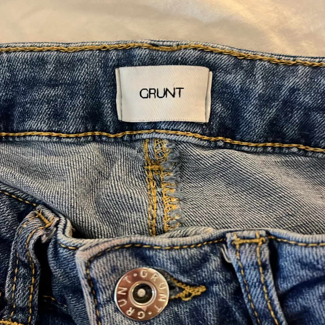 Blå low flare jeans från Grunt - 2