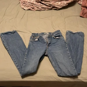 Gina tricot perfect jeans low waist  - Lite slitningar längst ner men inget man tänker på