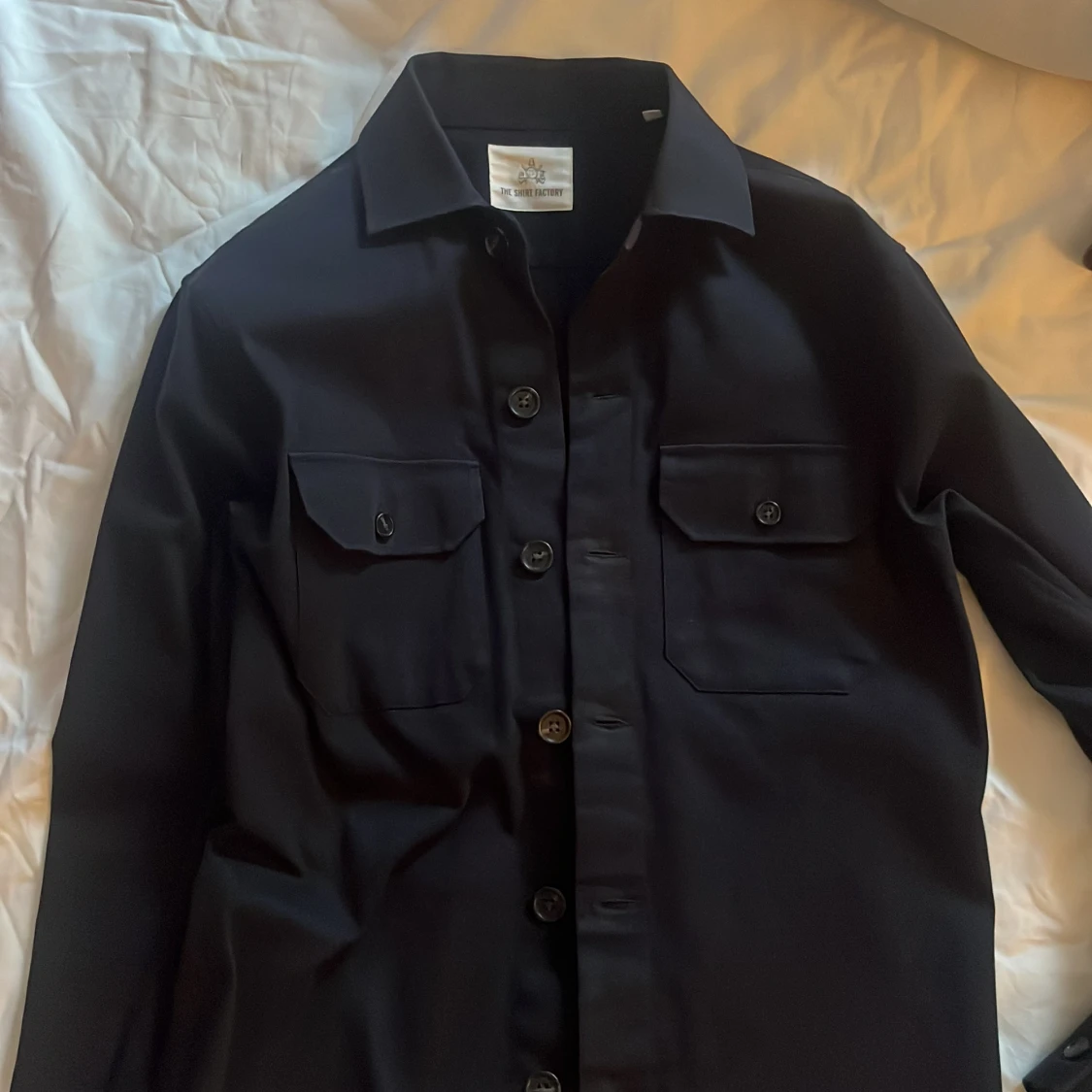 Svart overshirt från The Shirt Factory