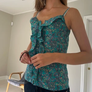 Mönstrad linnetopp med volang - Superfint linne med volang och klappning framtill