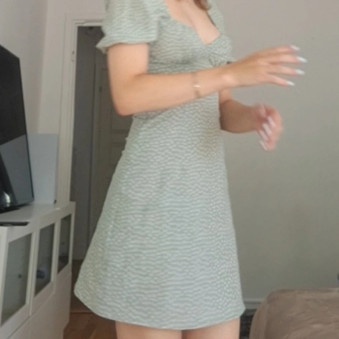 Grön blommig kortklänning med puffärm - 2