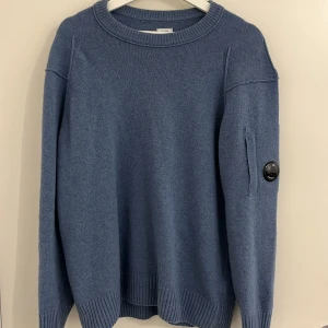 Blå stickad tröja från C.P. Company - Säljer en snygg blå stickad tröja från C.P. Company i storlek M. Säljer denna pågrund av lite användning, köpt för 3300 och kvitto finns. Pris kan diskuteras!