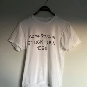 Acne studios t shirt - Riktigt fet och eftertraktad acne studios t shirt i mycket bra skick! Är lite osäker på äktheten så därför är priset just nu på 699kr! nypris runt 3000kr. Storlek S. Tveka inte med att ställa frågor!
