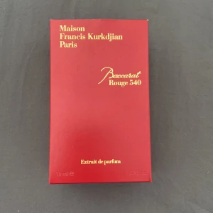 Baccarat Rouge 540 Extrait de Parfum - Lyxig parfym från Maison Francis Kurkdjian, Baccarat Rouge 540 Extrait de Parfum. Helt oanvänd baccarat rouge 540 med plasten fortfarande på förpackningen. Skriv vid minsta lilla fråga/intresse. Pris kan diskuteras:)