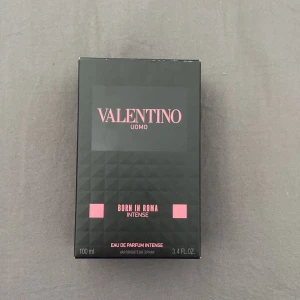 Valentino Uomo Born In Roma Intense 100ml - Valentino Uomo Born In Roma Intense. Helt full, alldrig använd. 100ml flaska. Kvitto finns, pris kan diskuteras:)