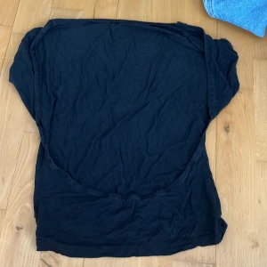 Svart T-shirt  - Säljer en t-shirt med hål i ryggen. Den har öppen rygg! 🫶🏻