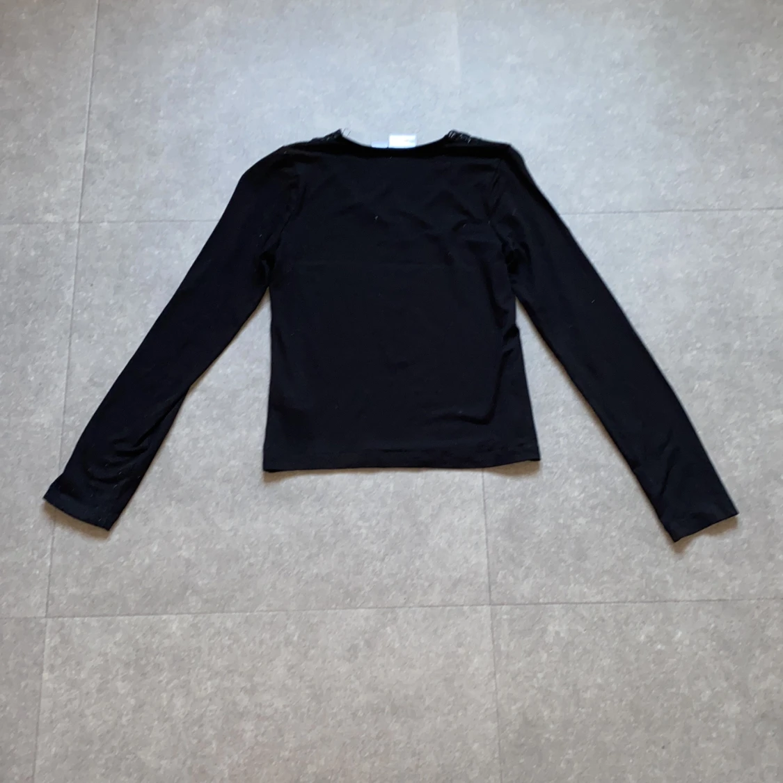 Svart långärmad topp med spets  - 1