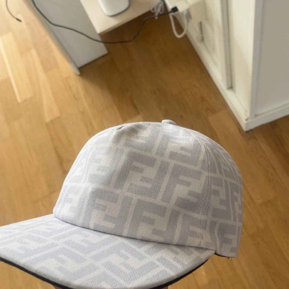 Vit Fendi keps med logomönster