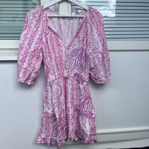 Rosa Klänning - Supersöt luftig klänning från Zara i mycket bra skick, inga defekter💖😇