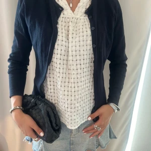 Mörkblå kofta - Säljer denna fina mörkblåa koftan💙.