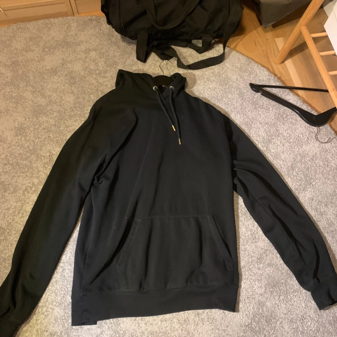 Svart hoodie med huva och ficka - 2