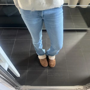 Ljusblåa lågmidjade jeans - Snygga ljusblå bootcut jeans från lager 157 i storlek XS, modellen low boot! slitna längst ner vid fötterna men inga desvärre defekter. Använd gärna ”KÖP NU” nypriset ligger på 300kr