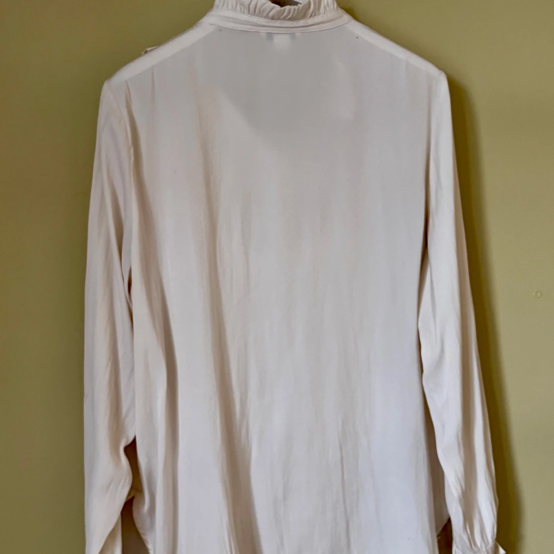 Vit volangskjorta från Monki - 1