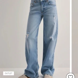 Ljusblå wide jeans med slitningar - Snygga ljusblå jeans från nelly med breda ben och slitna detaljer på låren och knäna. Modellen har klassisk femficksdesign och låg midja för en trendig look. Perfekta för dig som gillar avslappnad streetstyle och vill sticka ut med coola jeans💕💕💕