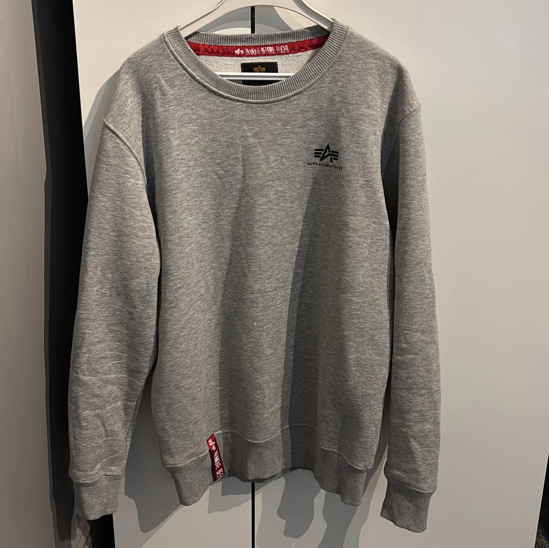 Grå sweatshirt från Alpha Industries