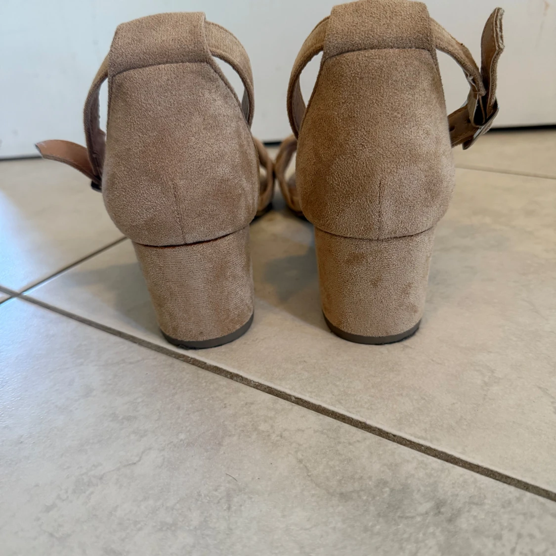 Beige mockasandaler med flätad rem - 1