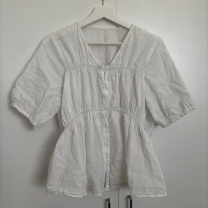 Vit blus - Söt blus som köptes på en loppis men har aldrig kommit till användning av mig, den har inga fläckar🥰