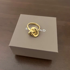 Guldring med knut från Edblad - Säljer denna guld ring med en knut från Edblad då den inte kommer till användning. Aldrig använd!