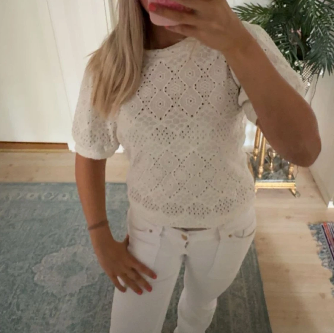 Vit spetsblus med kort ärm