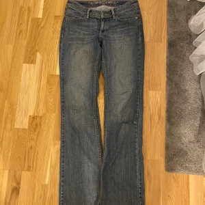 lågmidjade utsvängda jeans - blå jeans köpta på plick för cirka 600💕 säljer på grunda av att dom är för stora för mig. jeansen är rätt långa och passar dig som är lite längre🥰