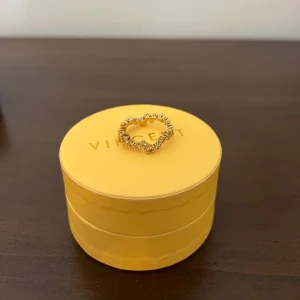 Guldring från Vincent - Säljer denna jättefina guld ring som tyvärr ej kommer till användning. Aldrig använd! Köpt för 899 kr.