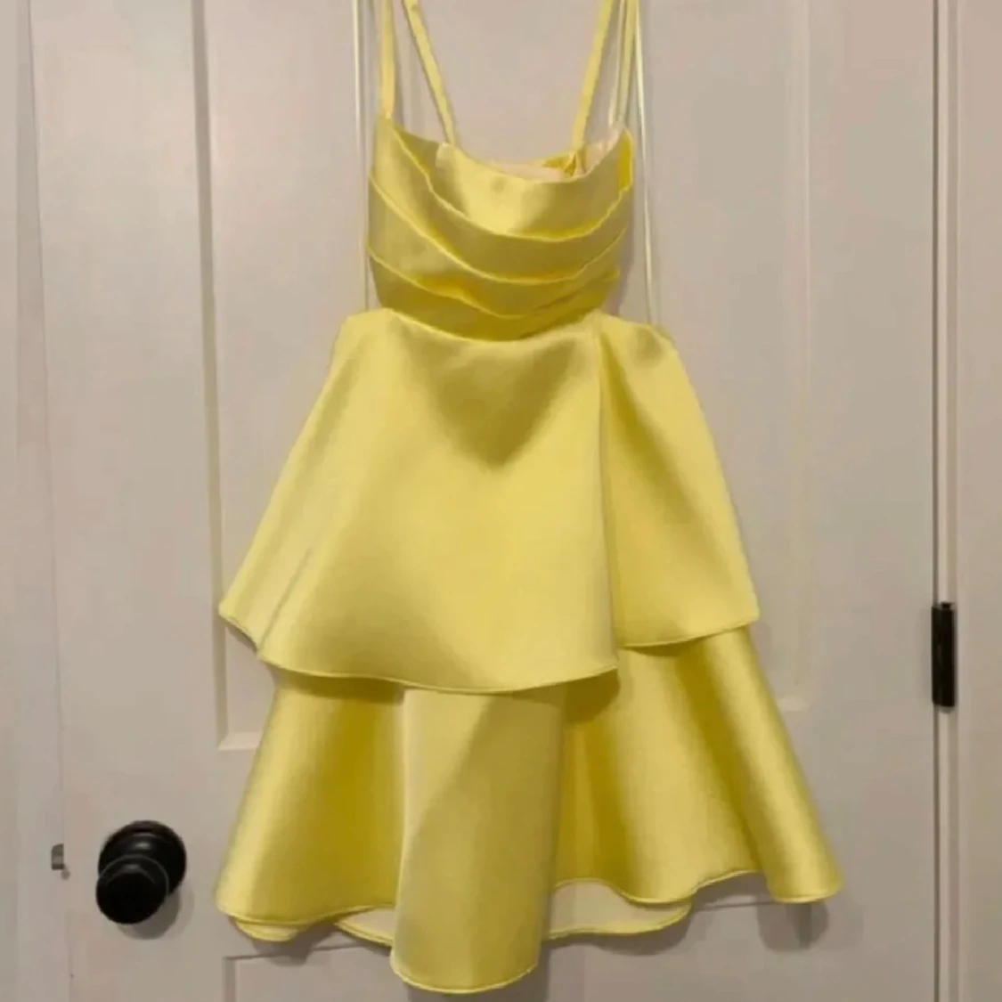 Gul omlott kortklänning med volang - 3